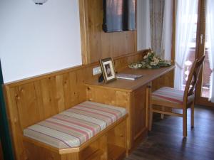派廷格普法芬温克尔阿尔卑斯山酒店的客房设有一张桌子、一张长椅和一把椅子