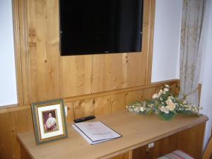 派廷格普法芬温克尔阿尔卑斯山酒店的一张桌子,上面有一张照片和一张男人的照片