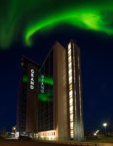 雷克雅未克Hótel Reykjavík Grand的天空中绿化的北灯酒店