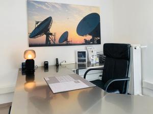 乌尔姆apartment11的办公室,配有一张桌子、椅子和墙上的照片