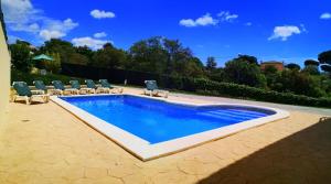 罗列特海岸Villa Fradera的游泳池旁设有躺椅