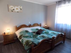OsenbachMaison de vacances "Le Longchamp"的一间卧室配有一张带绿色棉被的床