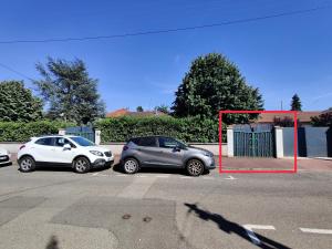 布隆Maisonnette avec jardin, parc du chêne (tram T5)的停在停车场的两辆车