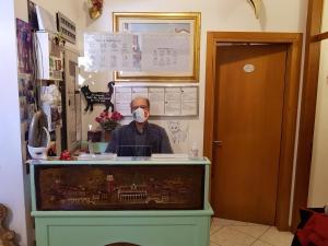 威尼斯阿杜阿酒店的身穿面具的男人