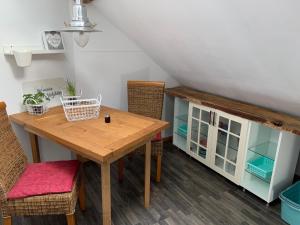HeidkampLand-Ruhe的一间带木桌和椅子的用餐室
