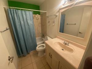 萨克拉门托WHOLE Family - Rosemont的一间带水槽、卫生间和镜子的浴室