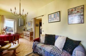 贝拉吉奥Casa Bellagina的客厅配有沙发和桌子