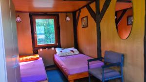 米科瓦伊基Domek pod lasem的小房间设有两张床和窗户