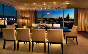 布拉格The Grand Mark Prague - The Leading Hotels of the World的享有美景的带桌椅的用餐室