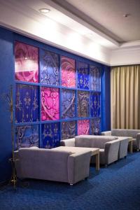 热舒夫雪花瑞兹德西亚酒店的带沙发的客厅和可望而不可及的墙壁