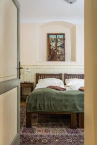 班斯卡 - 什佳夫尼察怀旧酒店的卧室配有一张床,墙上设有镜子