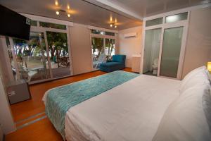 圣安德烈斯Hotel Reina del Mar By Dorado的卧室配有一张白色大床和电视。