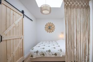 赞德沃特Sea Cottage Zandvoort的一间卧室配有一张床和一扇木门