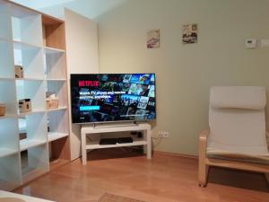 萨格勒布Apartment B44的客厅配有平面电视和椅子。