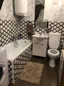 武科瓦尔Apartman Panorama的浴室配有卫生间、浴缸和水槽。