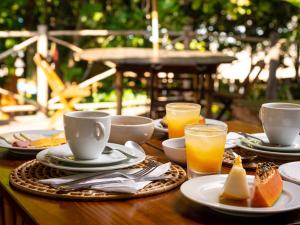 伊利亚贝拉坎图布拉沃宾馆的一张木桌,上面放有食物和橙汁