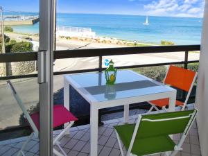 基伯龙Appartement d'une chambre a Quiberon a 50 m de la plage avec vue sur la mer balcon amenage et wifi的海景阳台上的桌椅