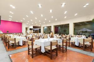 伊斯塔潘德拉萨尔兰乔圣迭戈格兰Spa度假酒店的宴会厅配有白色的桌椅