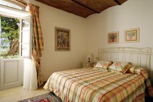 梅尔卡特勒瓦尔迪佩萨德诺西德尔泰努塔乡村民宿的一间卧室设有一张床和一个窗口