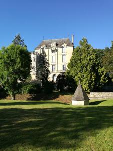 Saint-Paterne-RacanGite La Maison Blanche Familiale Château La Roche Racan的草坪中间的大房子