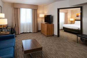 伯林格姆旧金山机场南快捷假日酒店的酒店客房设有沙发、床和镜子