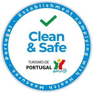 NogueiraCasas do Prazo - Turismo Rural的蓝色的干净和安全标志