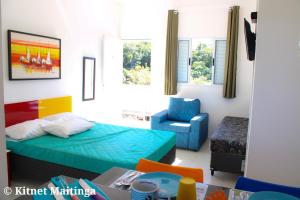 伯迪亚哥Kitnet Maitinga的小房间设有一张床和一把椅子