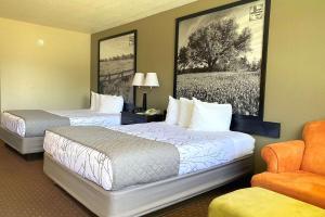 新布朗费尔斯新布劳恩费尔斯速8酒店的酒店客房,配有两张床和椅子