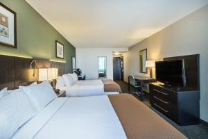 萨斯卡通萨斯卡通市中心假日酒店的酒店客房设有两张床和一台平面电视。