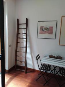 列尔纳伊尔伯格诺住宿加早餐酒店的一间设有梯子、桌子和架子的房间