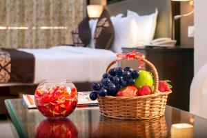 博尔本德尔Lords Inn Porbandar的在酒店房间桌上放一篮水果