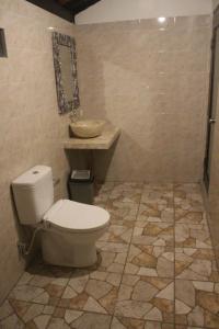 珀尼达岛Bukit keker cottage的一间带卫生间和水槽的浴室