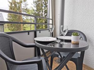 温特贝格Loft Luis - Bikepark & Skilift -的阳台配有桌椅和酒杯