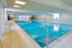 巴特维尔东根Gesundheitszentrum Helenenquelle的蓝色海水大型室内游泳池