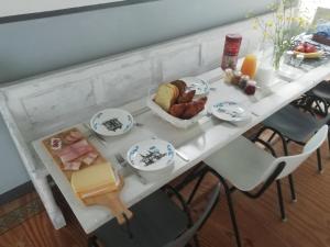 沃尔克姆B&B de Hoop的一张白色桌子,上面有盘子的食物