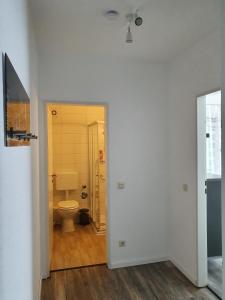 帕德博恩City Apartment, 27 qm, 2 Personen, high Sp WLAN的白色的浴室设有卫生间和窗户。