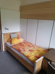 RaumbergFerienhaus Raumberg的一间卧室配有一张黄色棉被的床