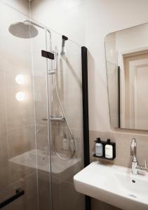 阿姆斯特丹时代大酒店的带淋浴和盥洗盆的浴室