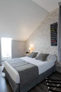 卡拉布里亚雅典娜公寓式酒店客房内的一张或多张床位