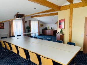 Mengen苏姆费力格尔维特酒店的大型会议室,配有大桌子和椅子