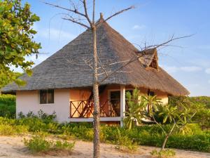 KabrousseCharming House in Cap Skirring with Sea View的茅草屋顶房屋