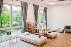 格但斯克Hostel Montessori的客房设有两张双层床和大窗户。