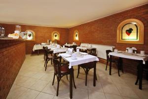 埃格尔瓦卡布旅馆的一间带桌椅的餐厅以及砖墙