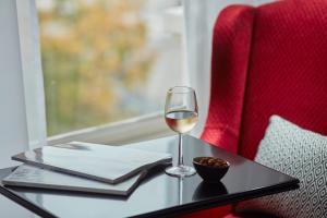 海牙Carlton Ambassador的椅子旁边的桌子上放上一杯葡萄酒