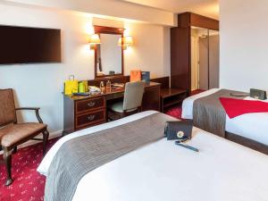 伦敦伦敦伯爵府宜必思酒店的酒店客房配有两张床和一张书桌