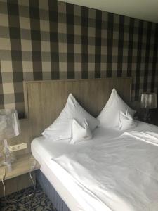 奥尔珀阿卜思酒店的一张床上的白色枕头