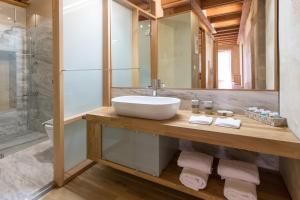 干尼亚Polixeny's Suites的一间带水槽和淋浴的浴室