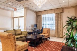 Quality Inn & Suites Indiana, PA的休息区