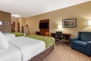 佩吉Comfort Inn & Suites Page at Lake Powell的酒店客房 - 带两张床、一张桌子和一把椅子