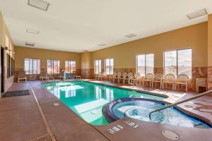佩吉Comfort Inn & Suites Page at Lake Powell的一座位于酒店客房内的大型室内游泳池